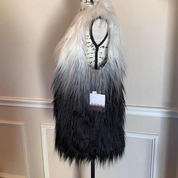 NWT 🖤🤍 Kenzie Ombré Faux Fur Vest - Picture 2 of 8
